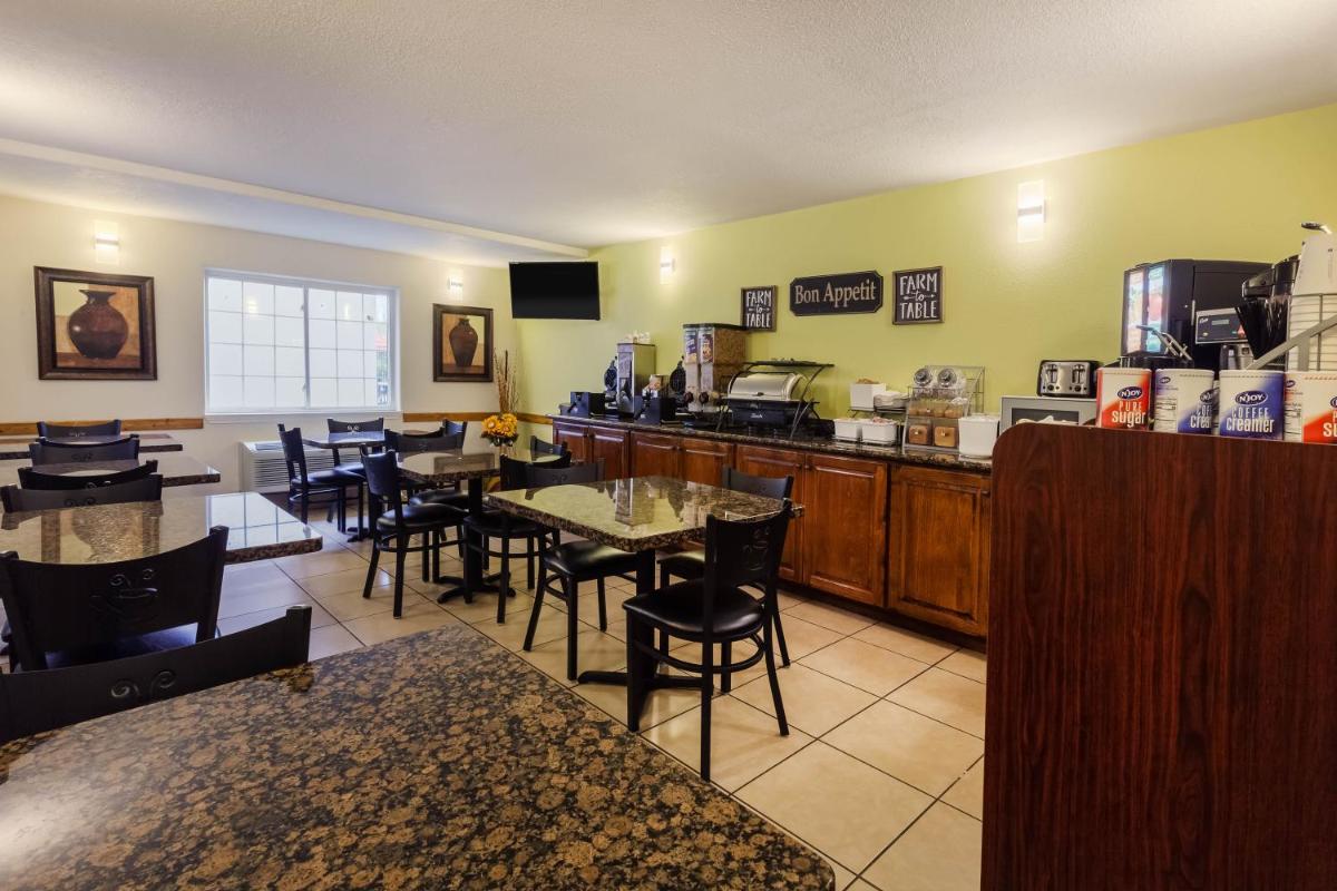 Super 8 by Wyndham Beaumont I-10 College St - Housity