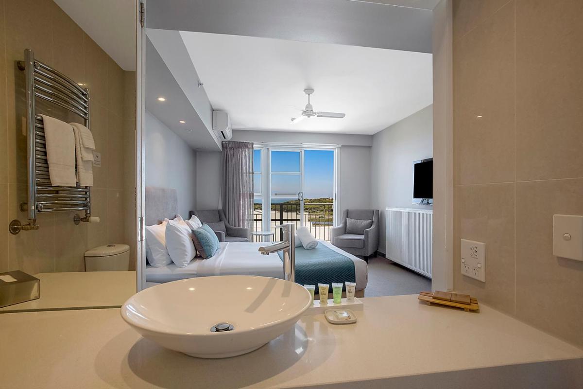 Deep Blue Hotel & Hot Springs - Housity