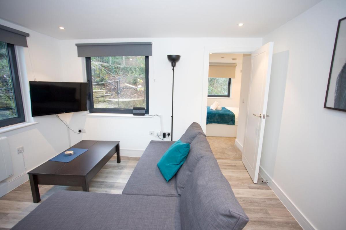 14 Compass Point - Housity