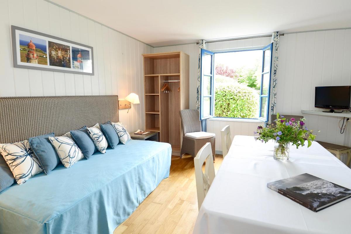 Télévision ou salle de divertissement dans l'établissement La Désirade - Hôtel, Spa & Restaurant