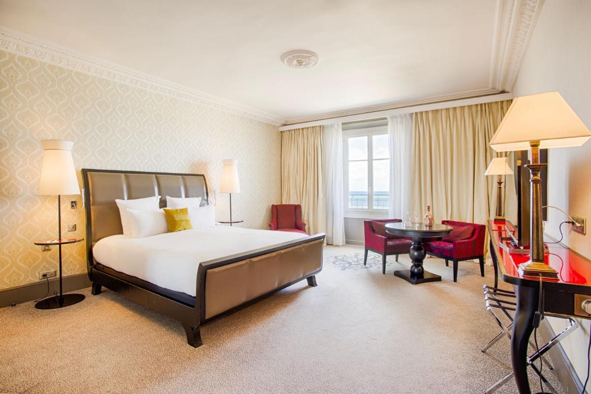 Un ou plusieurs lits dans un hébergement de l'établissement Le Grand Hotel de Cabourg - MGallery Collection