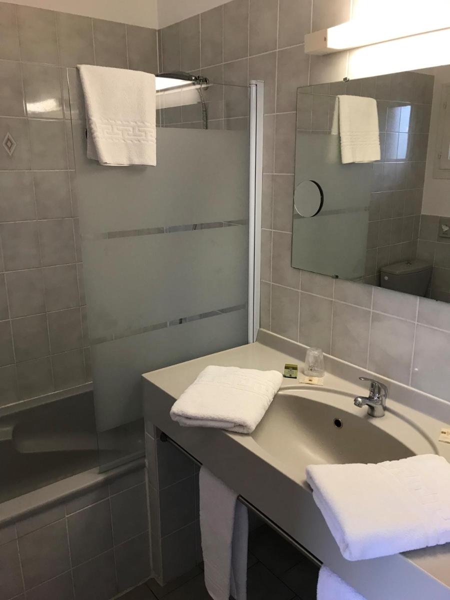 Salle de bains dans l'établissement Logis Hotel Le Nuage