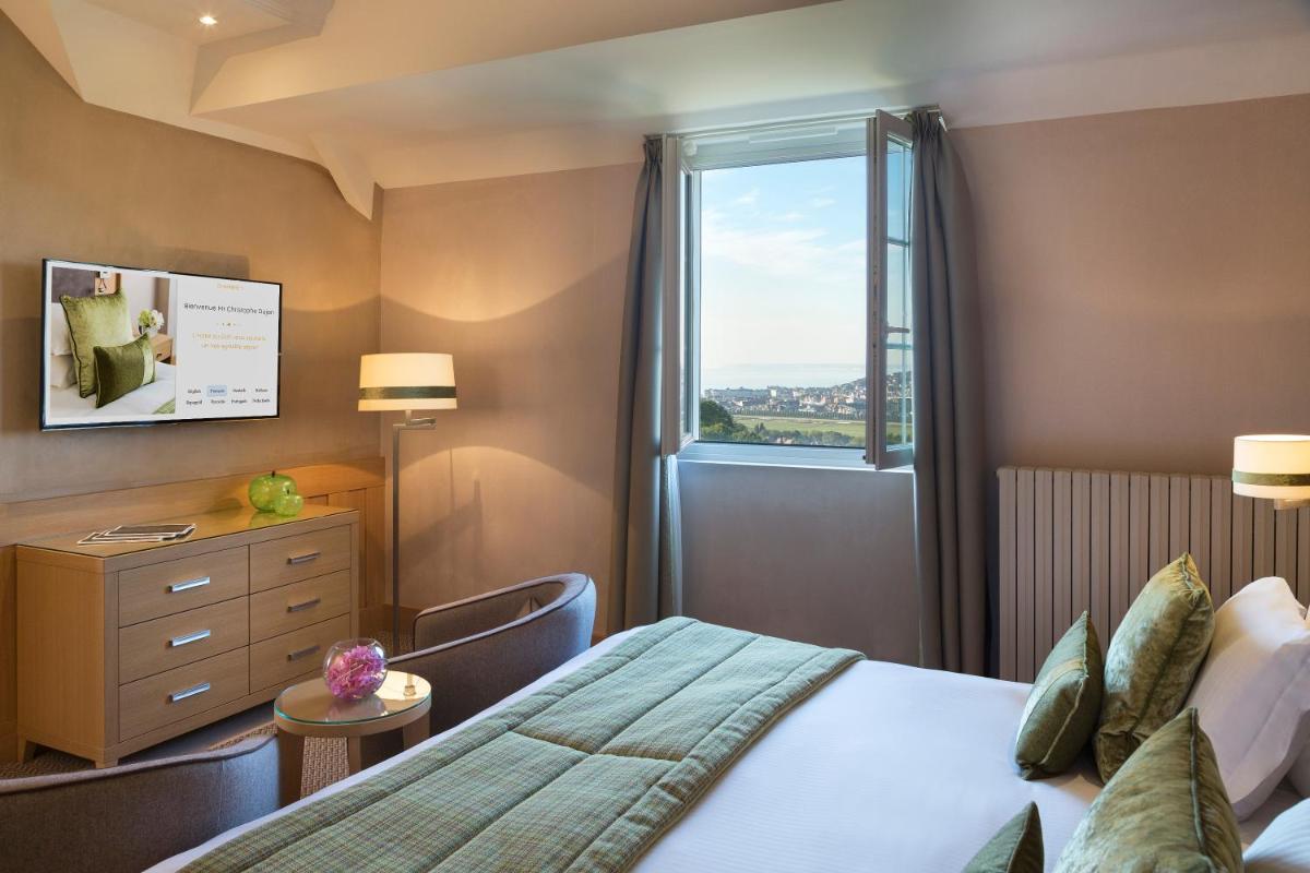 Un ou plusieurs lits dans un hébergement de l'établissement Hôtel Barrière L'Hôtel du Golf
