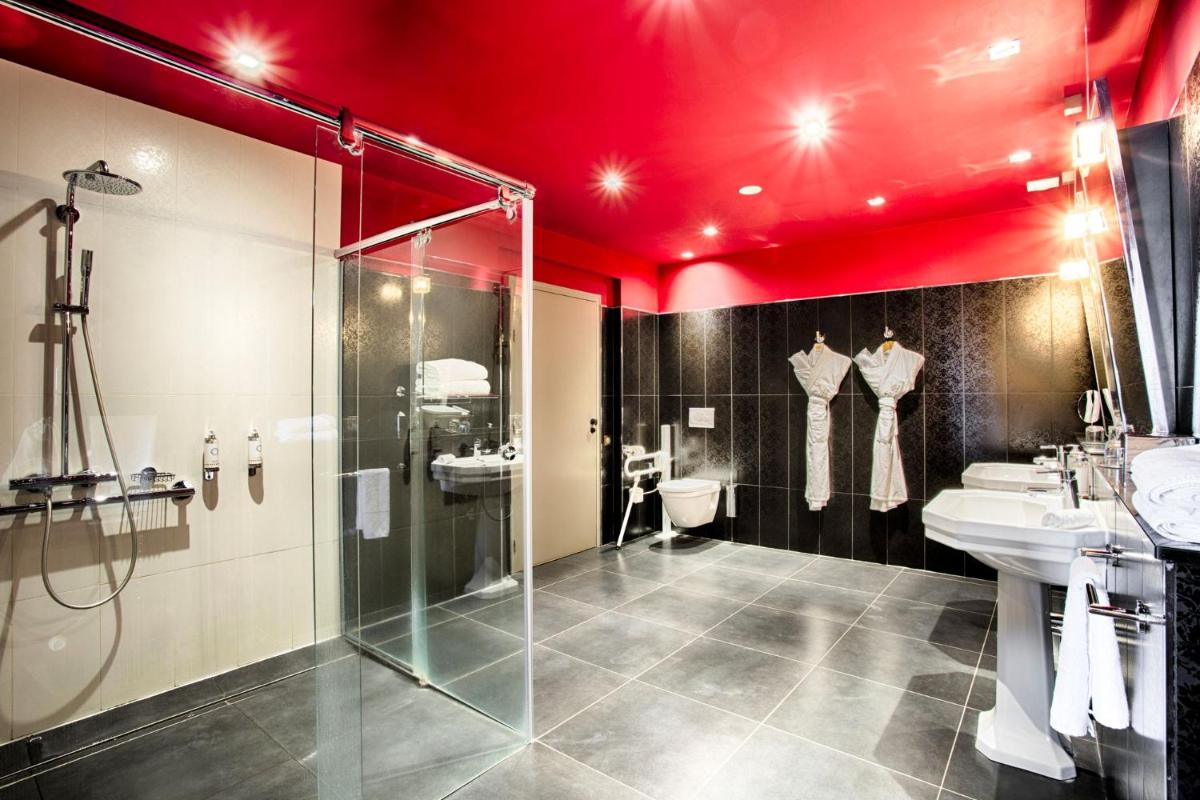 Salle de bains dans l'établissement Le Grand Hotel de Cabourg - MGallery Collection