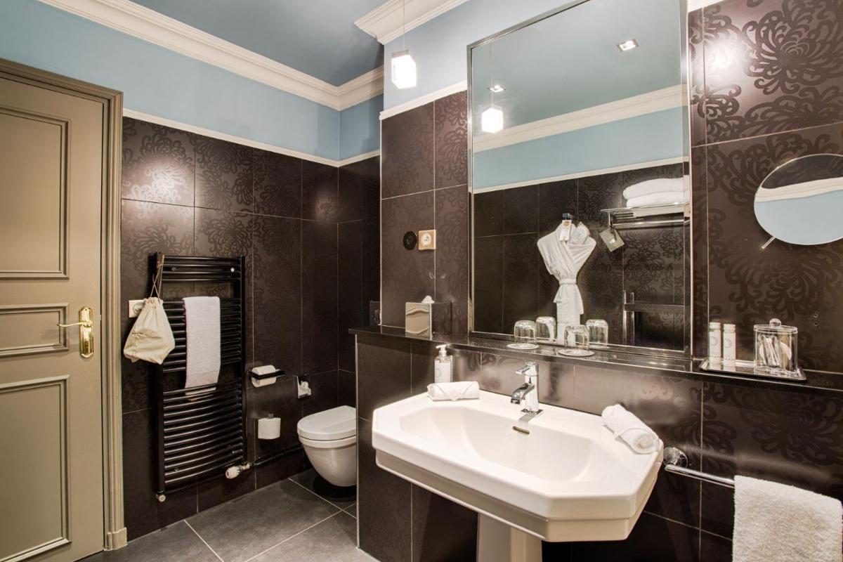 Salle de bains dans l'établissement Le Grand Hotel de Cabourg - MGallery Collection