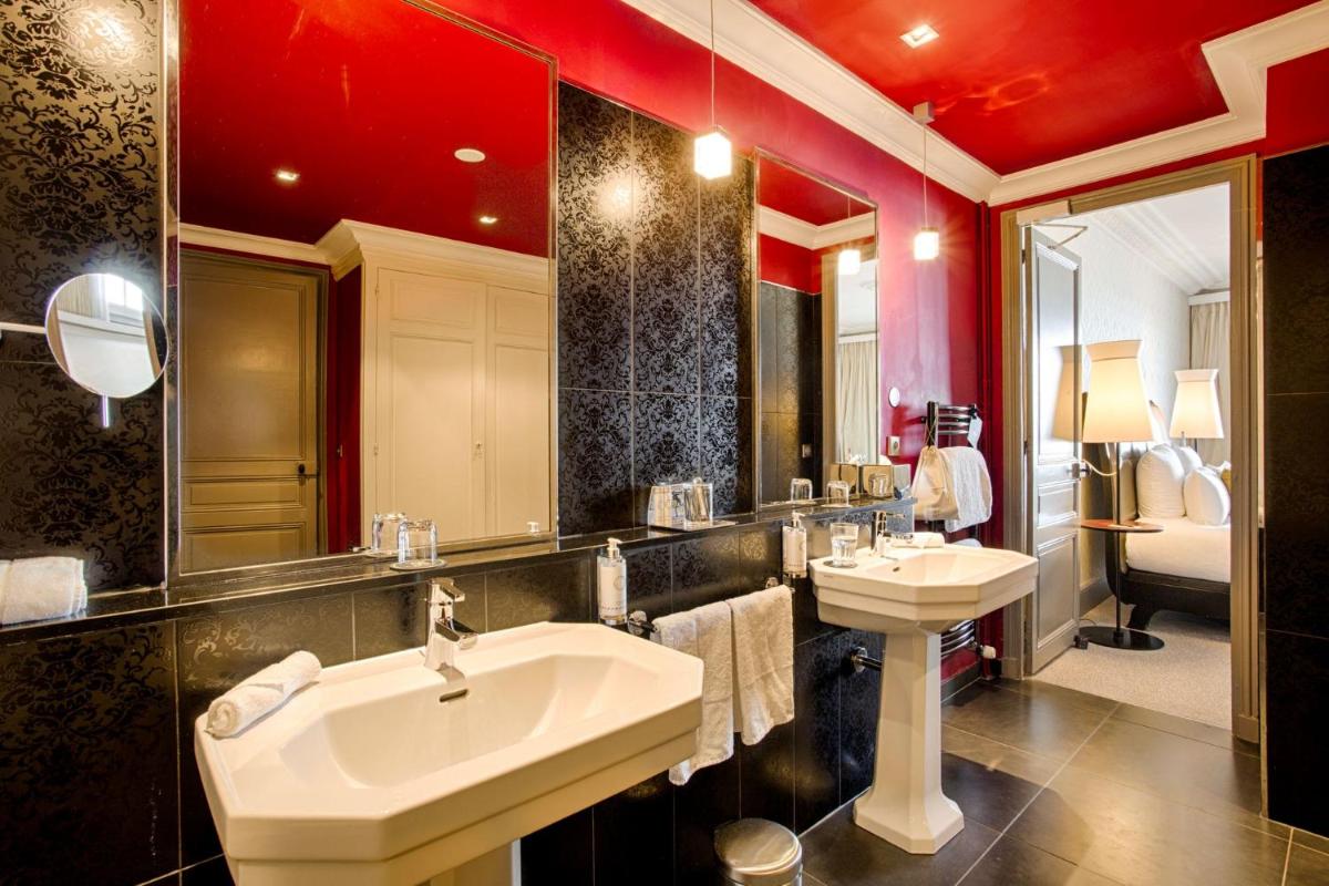Salle de bains dans l'établissement Le Grand Hotel de Cabourg - MGallery Collection