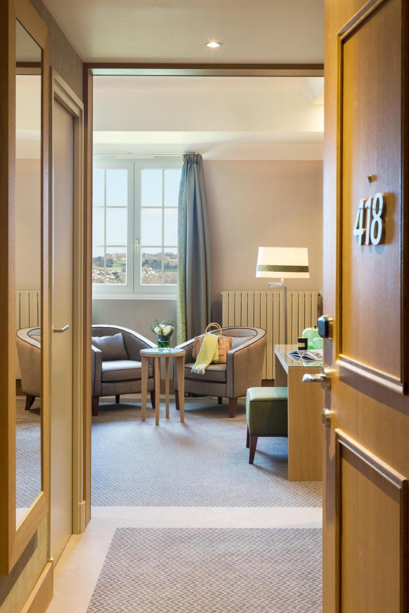 Un ou plusieurs lits dans un hébergement de l'établissement Hôtel Barrière L'Hôtel du Golf