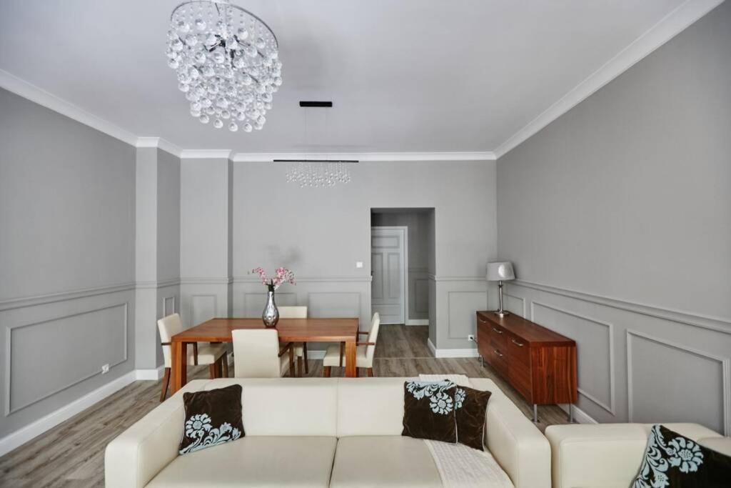 Beżowy Apartament DE LUX dla 4 osób Chorzów Katowice - Housity