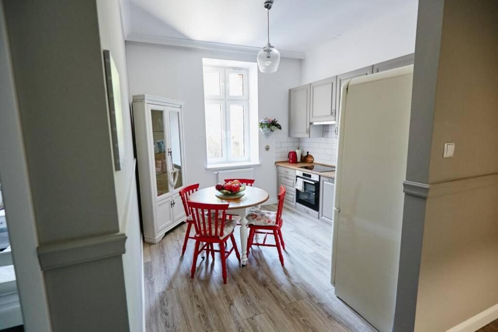 Beżowy Apartament DE LUX dla 4 osób Chorzów Katowice - Housity