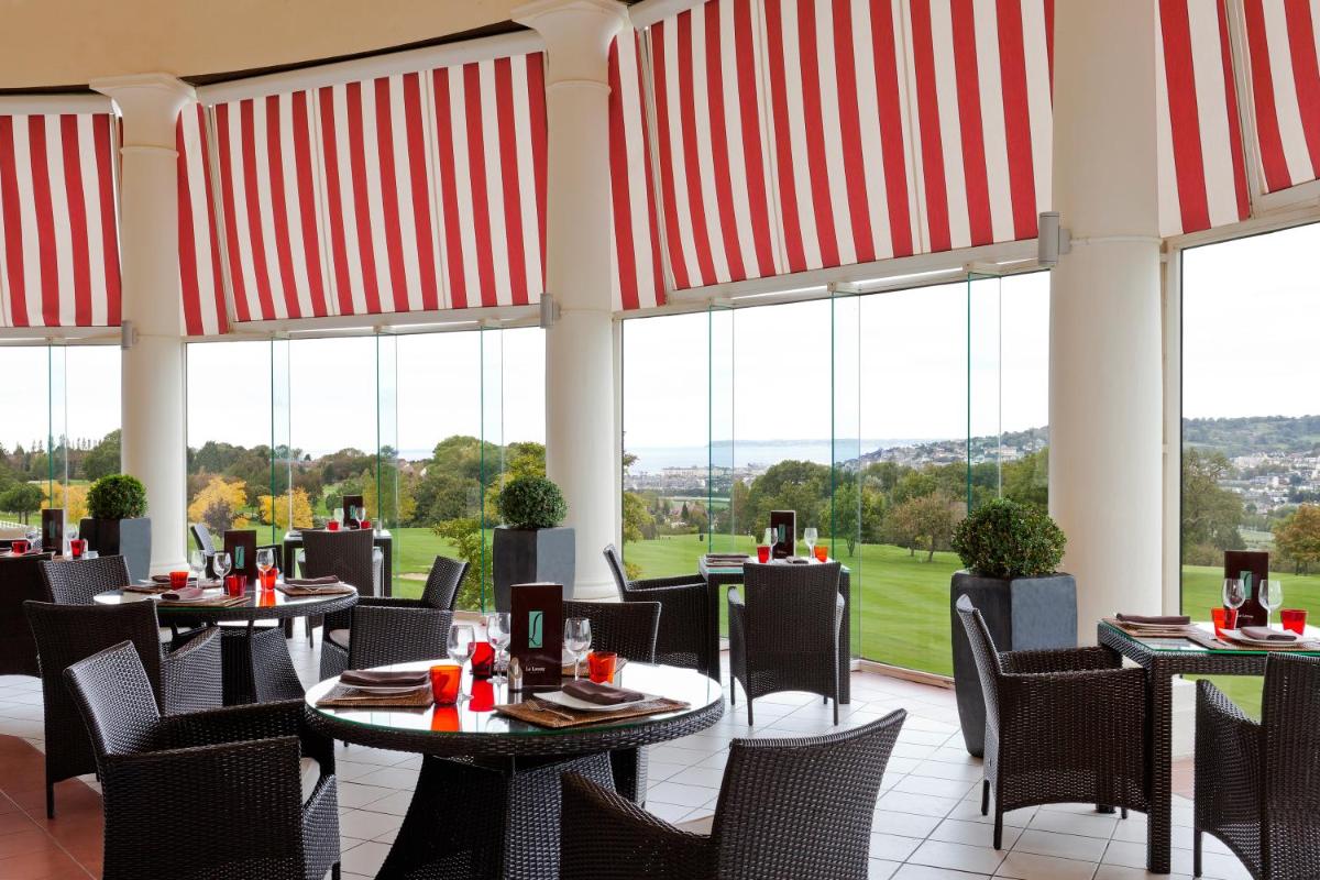 Restaurant ou autre lieu de restauration dans l'établissement Hôtel Barrière L'Hôtel du Golf