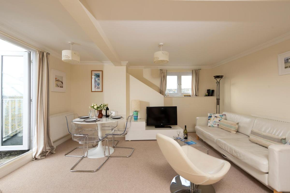 Waves Apartment, St Ives - Housity