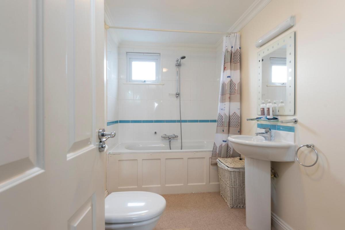 Waves Apartment, St Ives - Housity