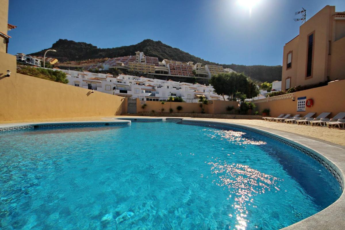 Cozy Townhouse With Ocean Views in Costa Adeje - Housity