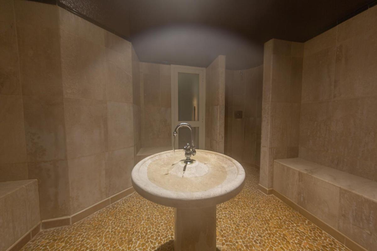 Salle de bains dans l'établissement Hôtel Le Roi Théodore & Spa