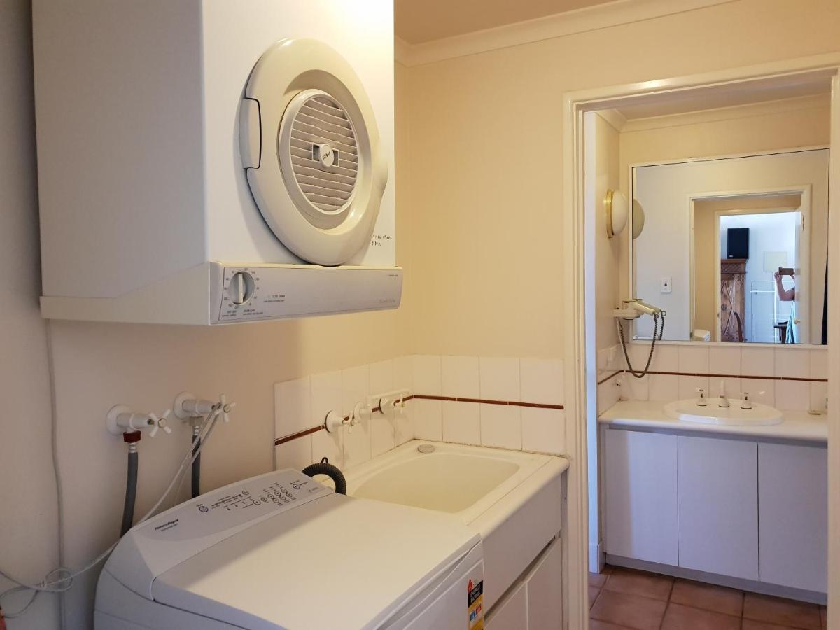 Suitetrails - Granita's - 2 bedroom converted South Fremantle warehouse apartment