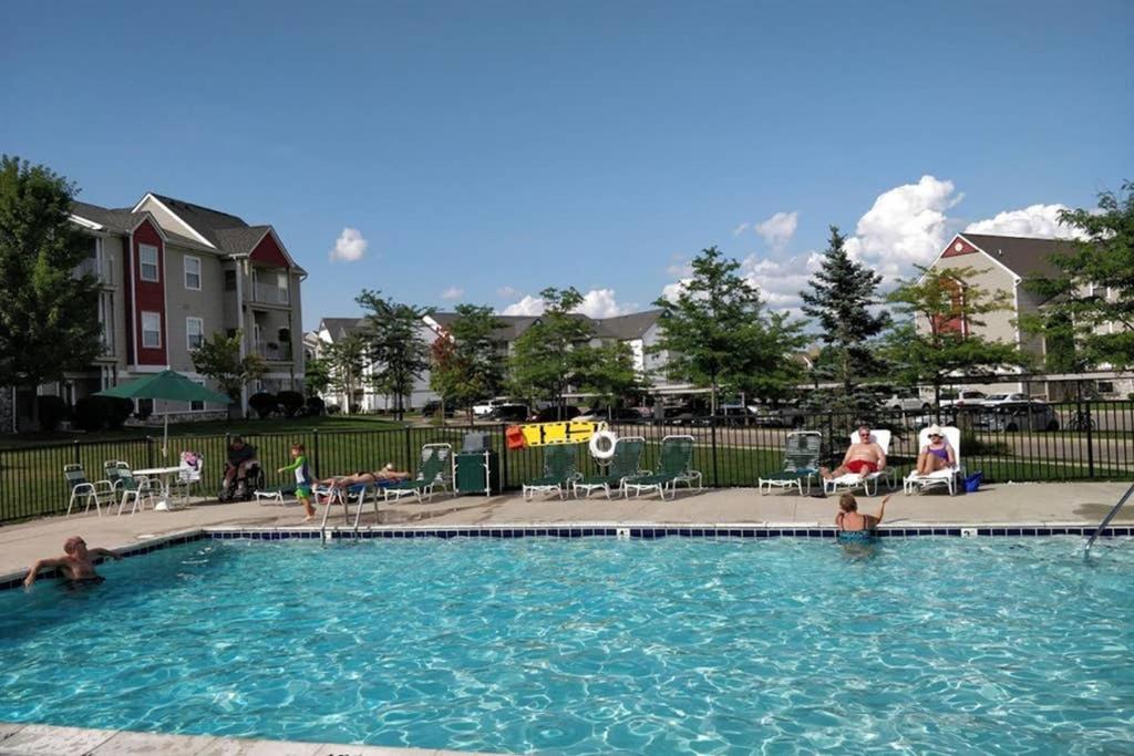 Pure Michigan Relaxation Condo near Lake and Shops - Housity
