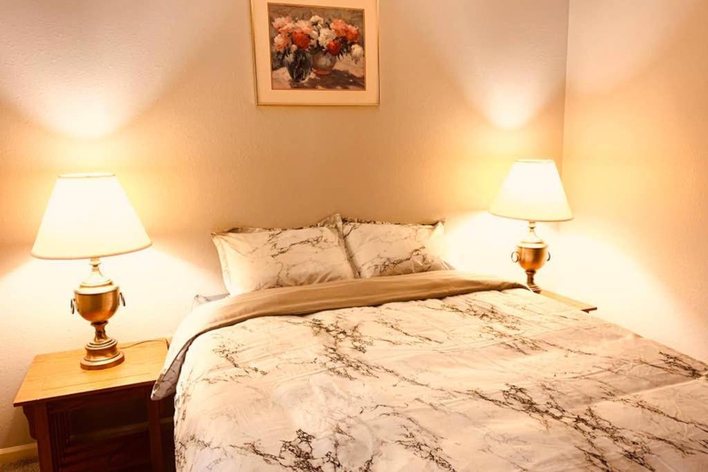 Pure Michigan Relaxation Condo near Lake and Shops - Housity
