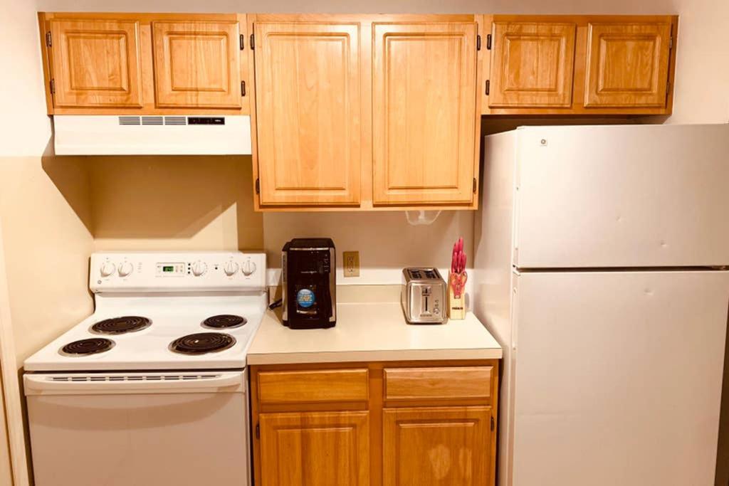 Pure Michigan Relaxation Condo near Lake and Shops - Housity