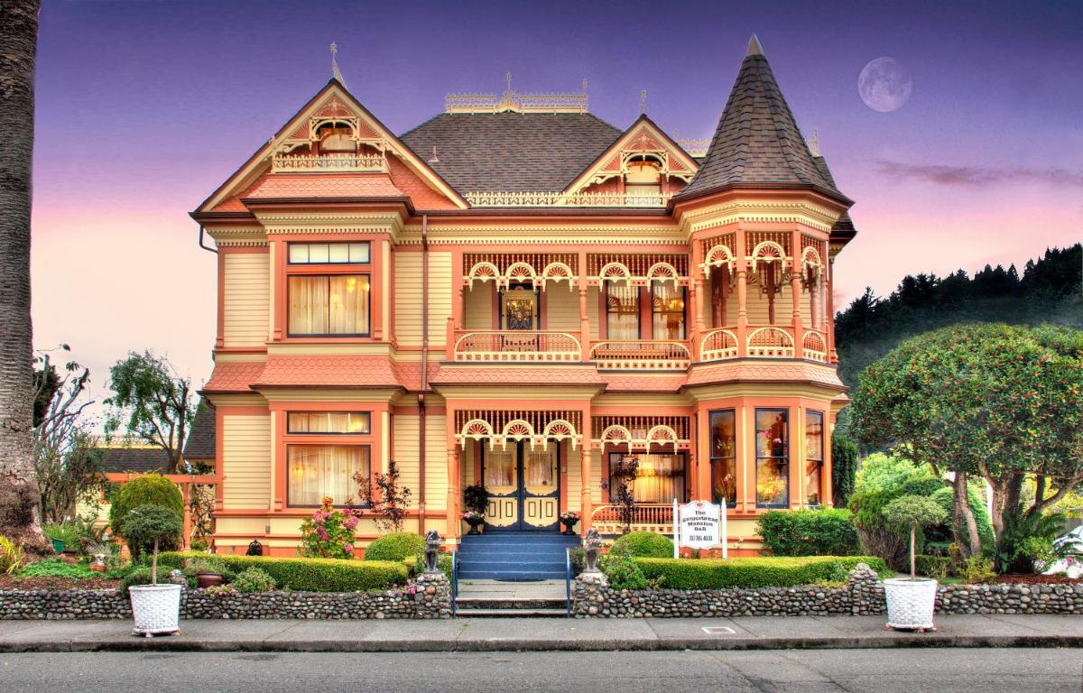 Gingerbread Mansion - Housity