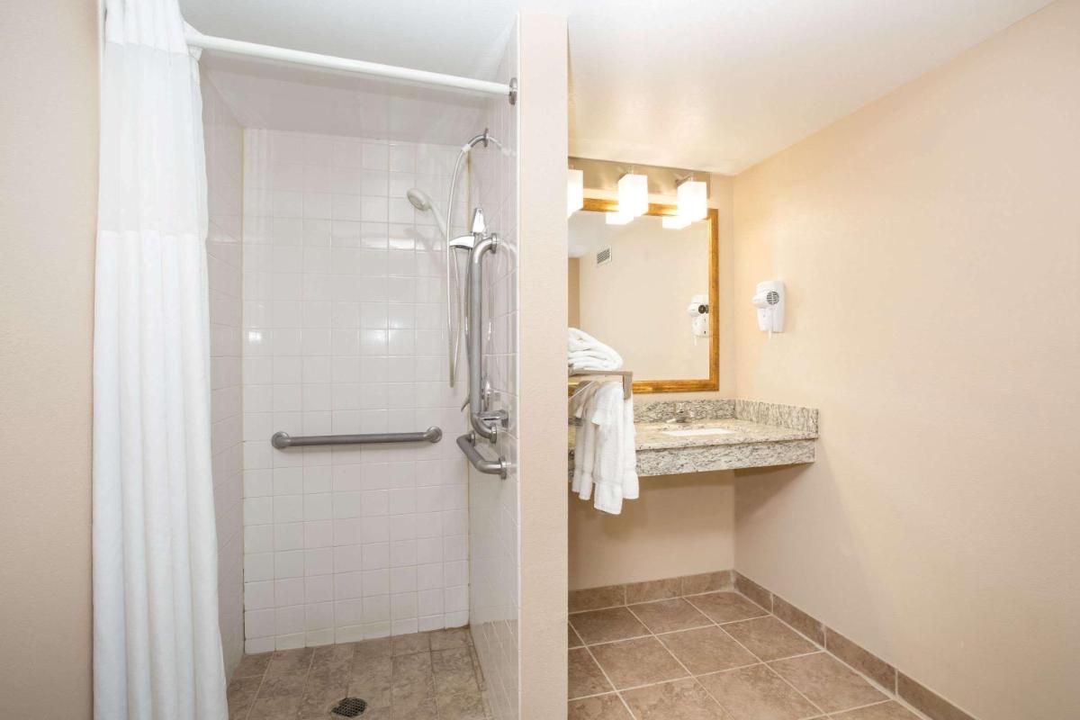 AmericInn by Wyndham Sioux City - Housity