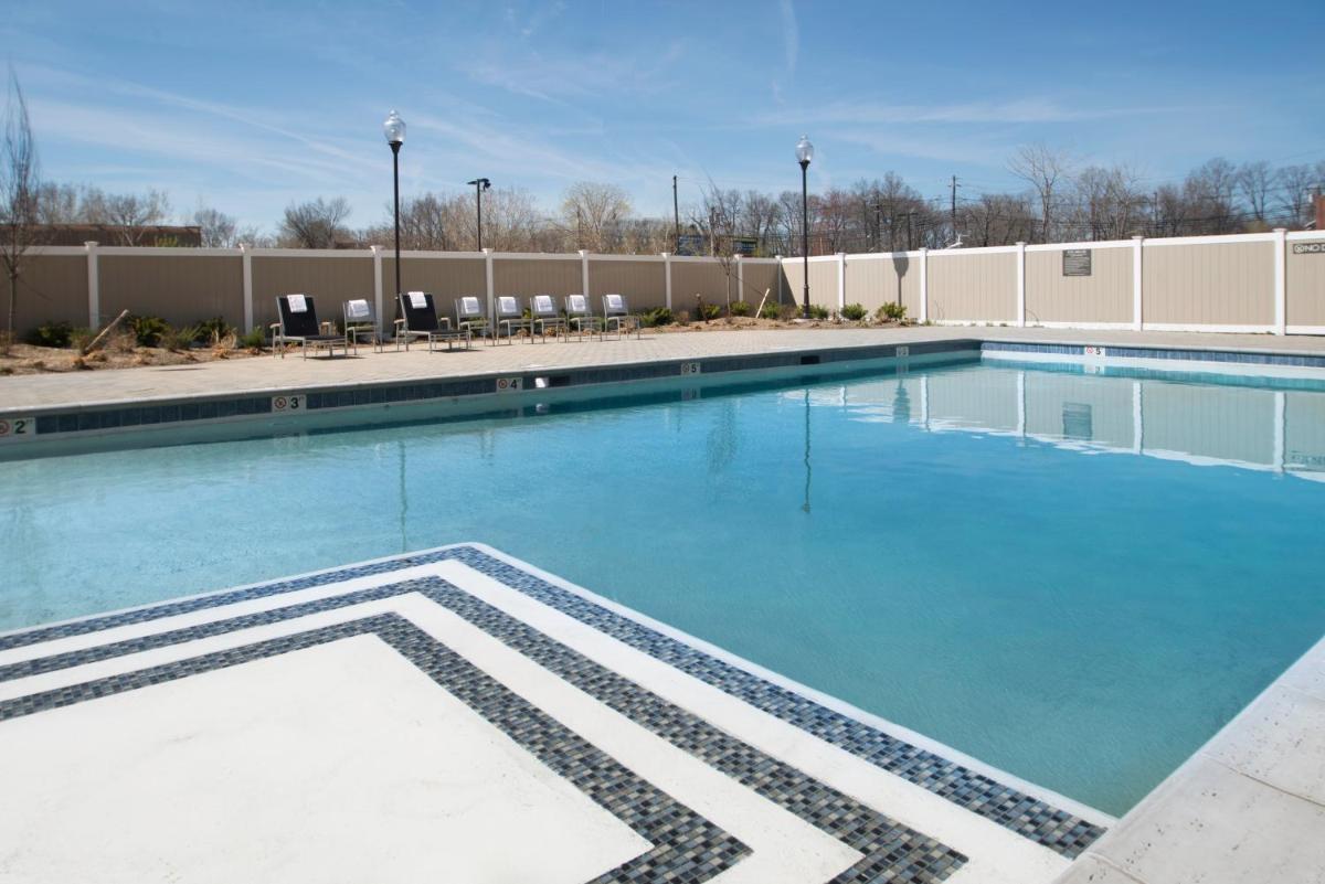 Crowne Plaza Saddle Brook, an IHG Hotel - Housity