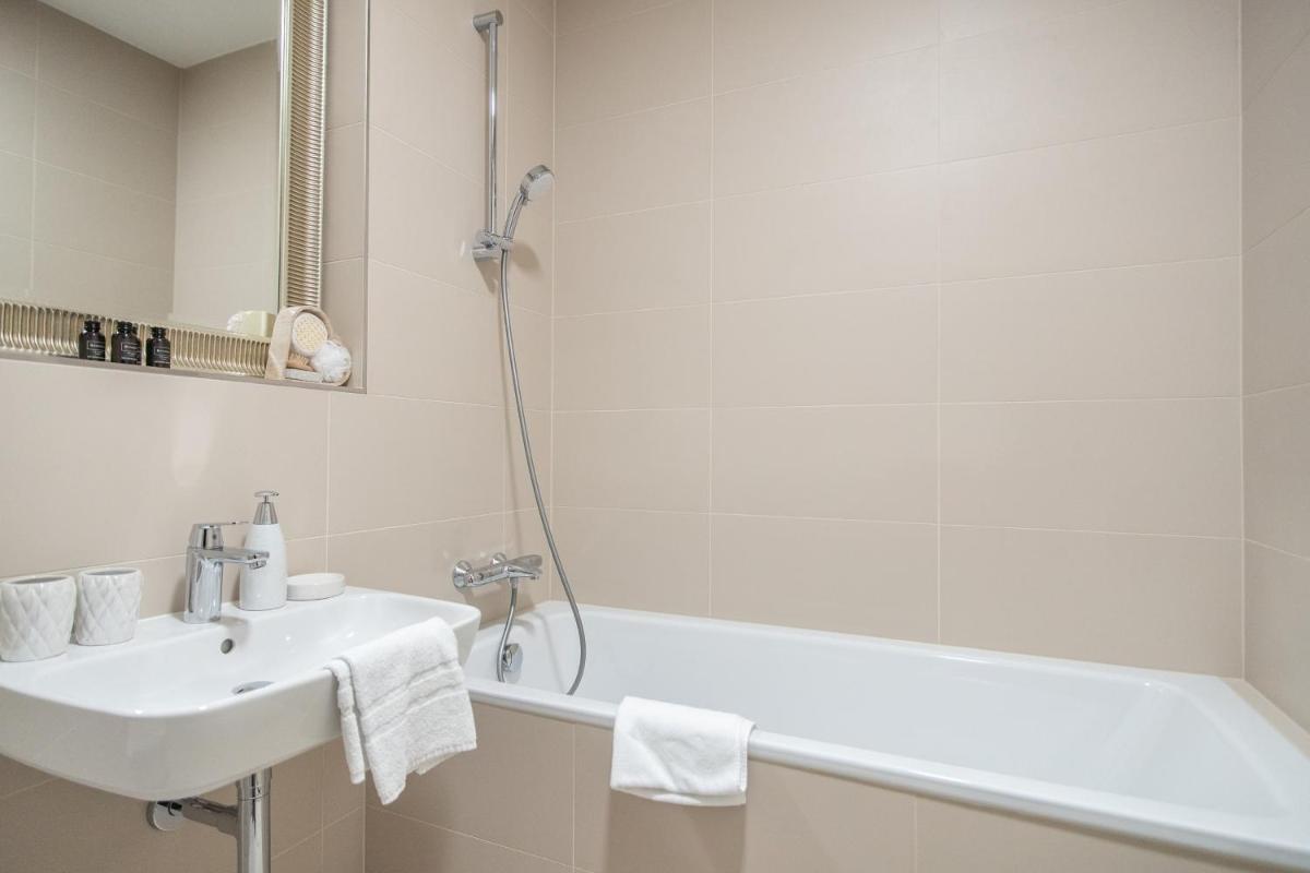 Apartment with Balcony - Housity