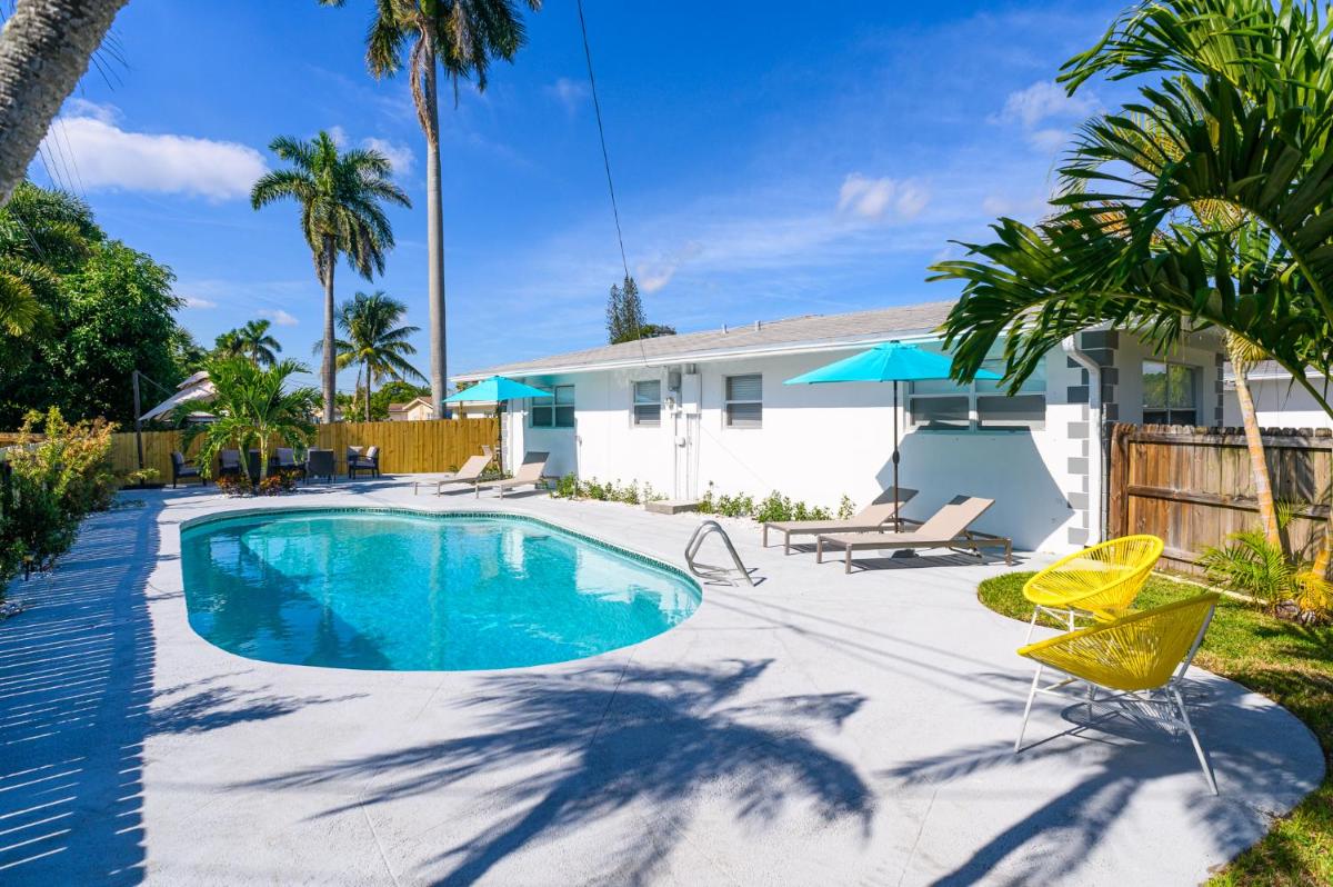 Luxury Casa 4 Bedrooms with Pool & Game Room 15 mins to Ocean - Housity