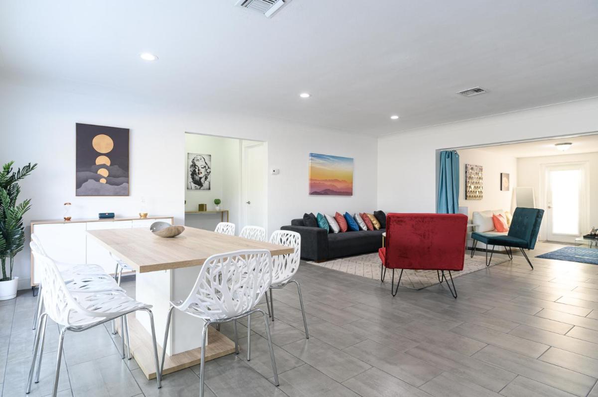 Luxury Casa 4 Bedrooms with Pool & Game Room 15 mins to Ocean - Housity