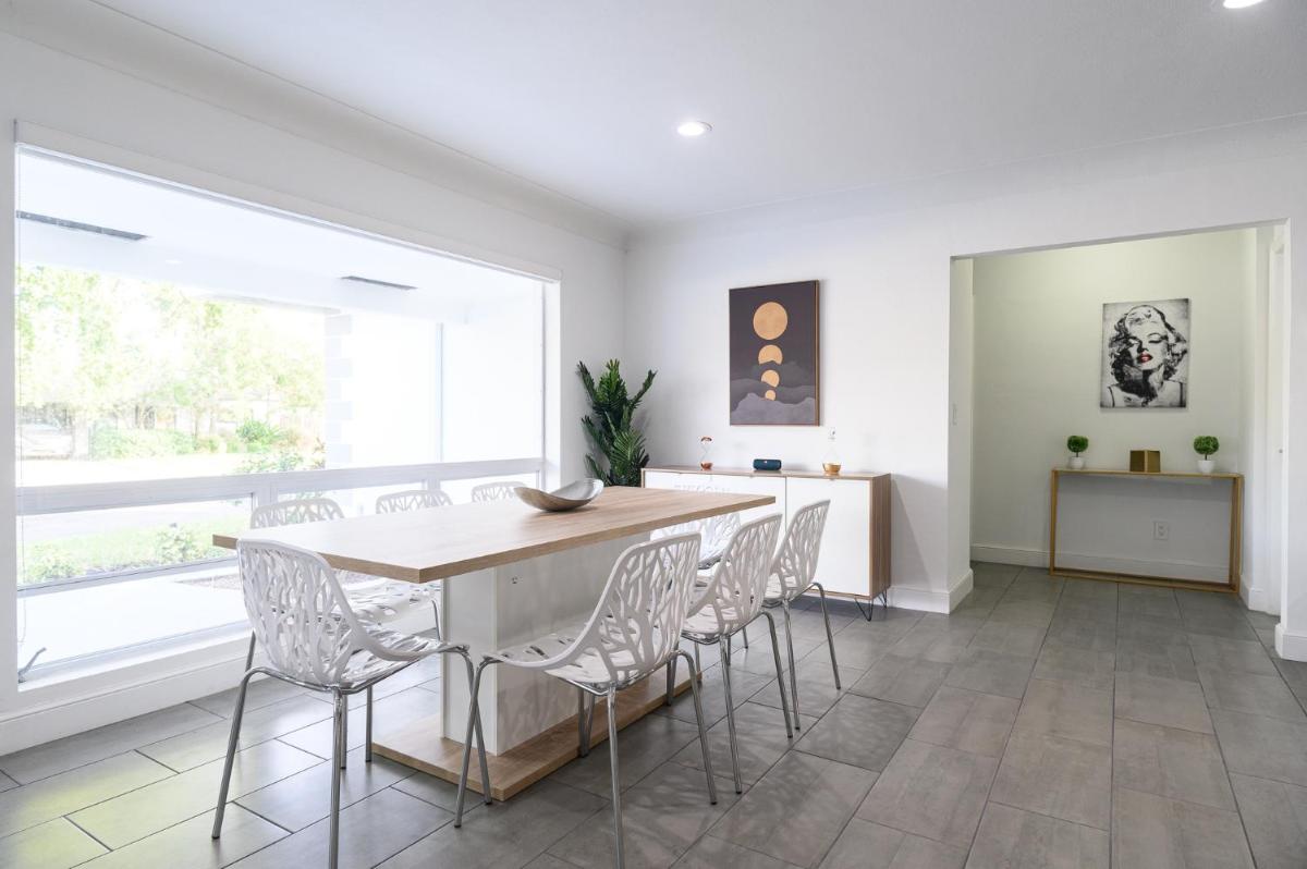 Luxury Casa 4 Bedrooms with Pool &amp; Game Room 15 mins to Ocean - Housity
