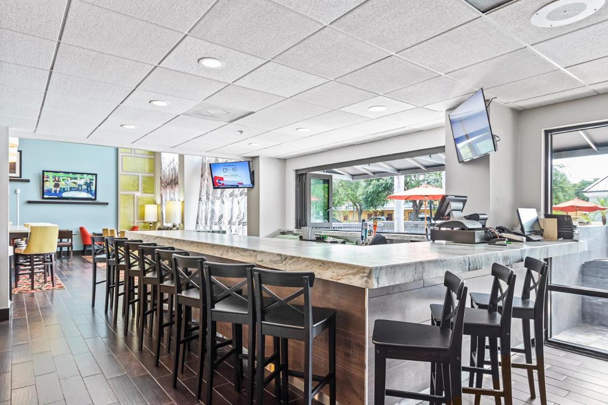 Holiday Inn - St. Petersburg West, an IHG Hotel - Housity