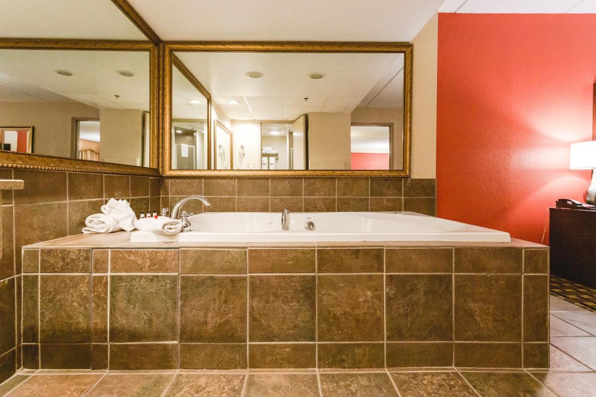 Ramada by Wyndham Plymouth Hotel & Conference Center - Housity