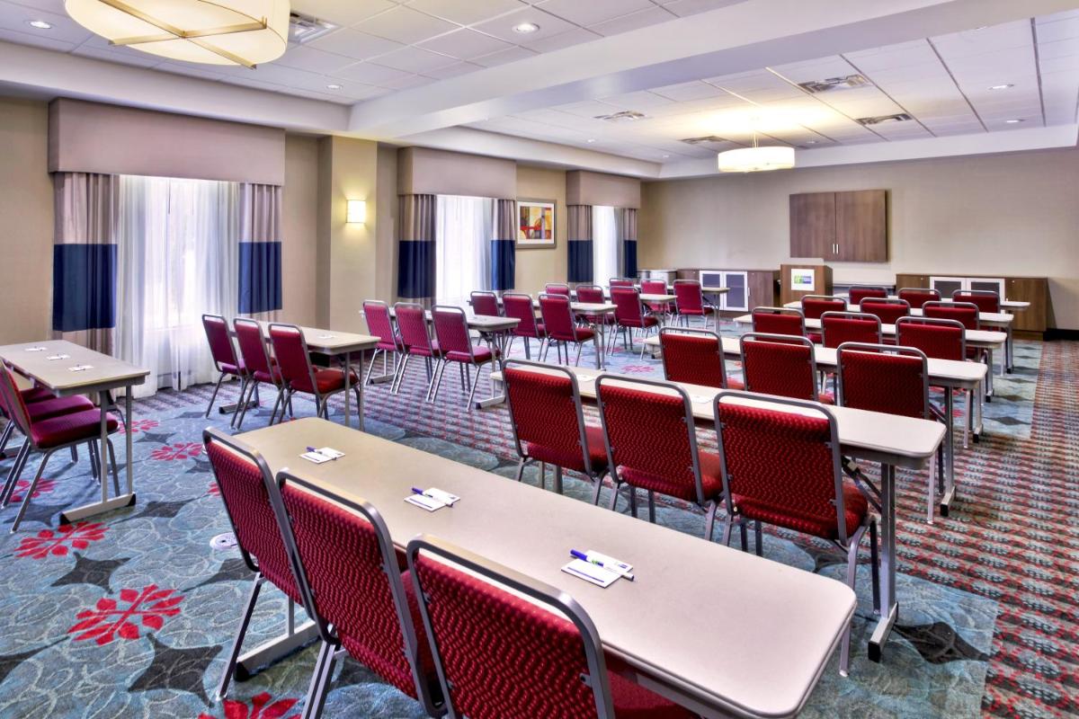 Holiday Inn Express & Suites Oak Ridge by IHG - Housity
