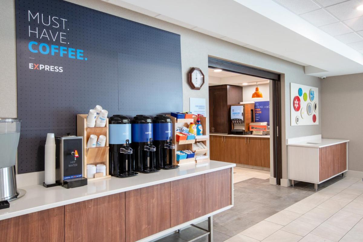 Holiday Inn Express Hotel & Suites Columbus by IHG - Housity