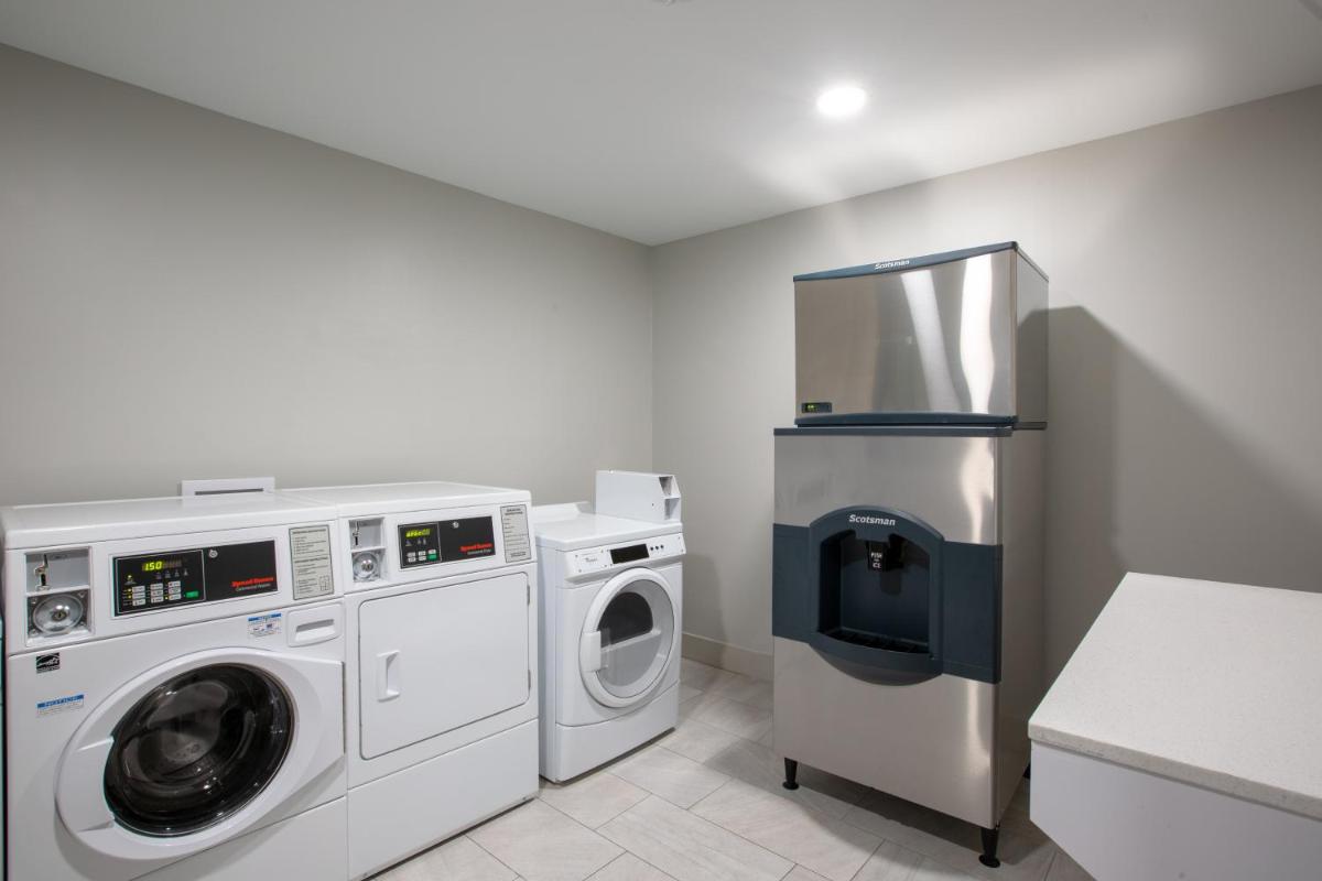 Holiday Inn Express Hotel & Suites Columbus by IHG - Housity