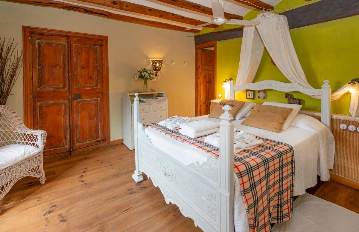 Cama o camas de una habitación en Les Vinyes Alojamiento Rural Boutique & SPA