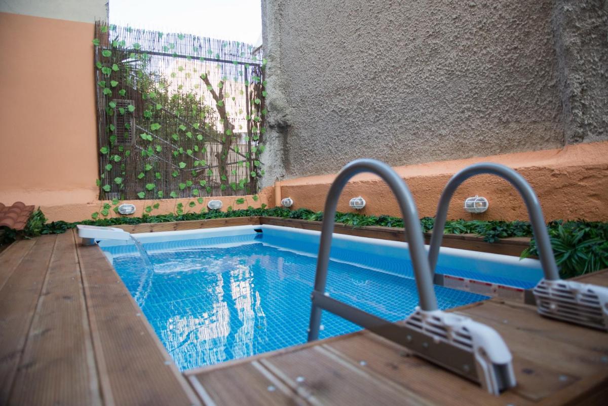 Suitetrails - ChrisAndro Apartments
