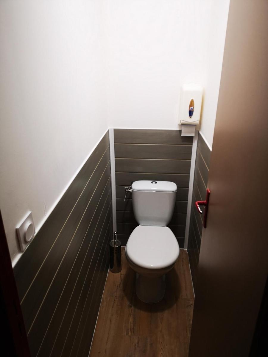 Salle de bains dans l'établissement Hôtel Espace Montclar