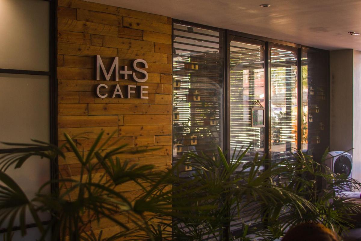 Mabolo Garden Flat A6 with free Rooftop Pool - Housity