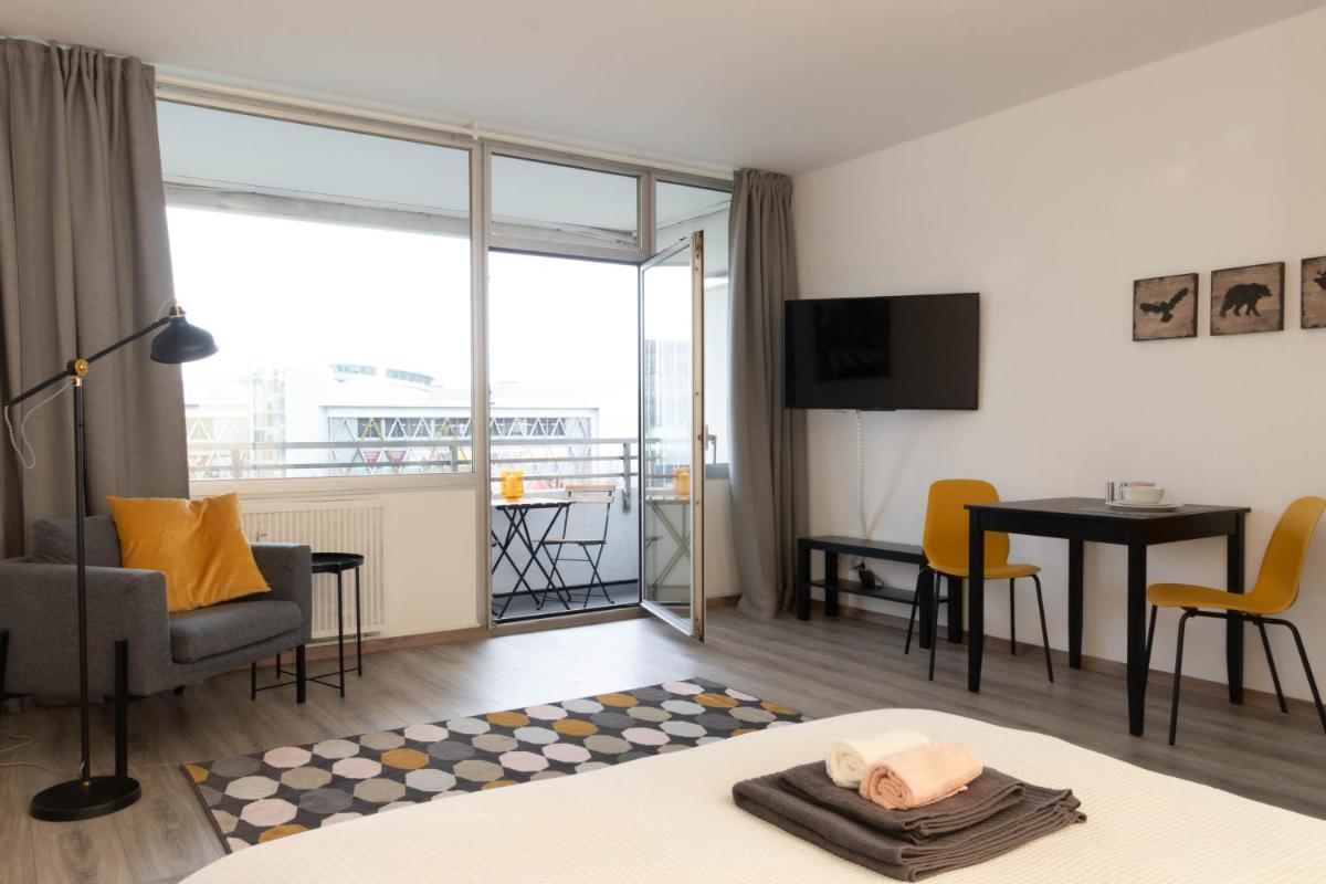 Apartment Bright - Central - Balcony - Tradefair - Housity
