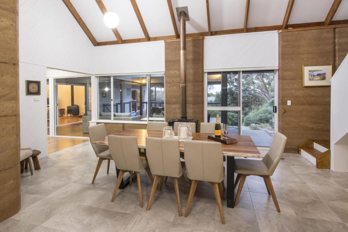 EeBee House - Housity