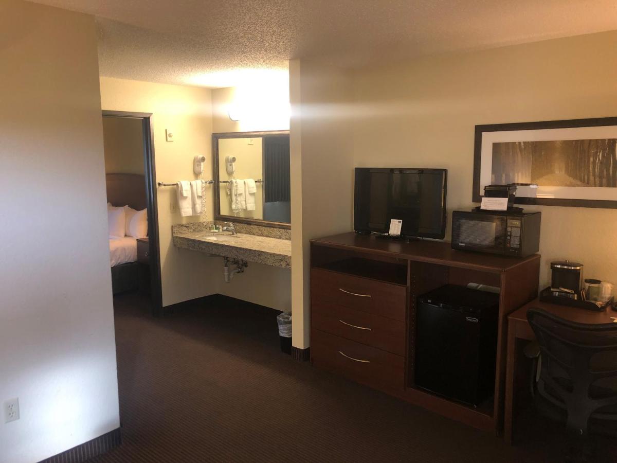 Cobblestone Hotel & Suites - Wisconsin Rapids - Housity