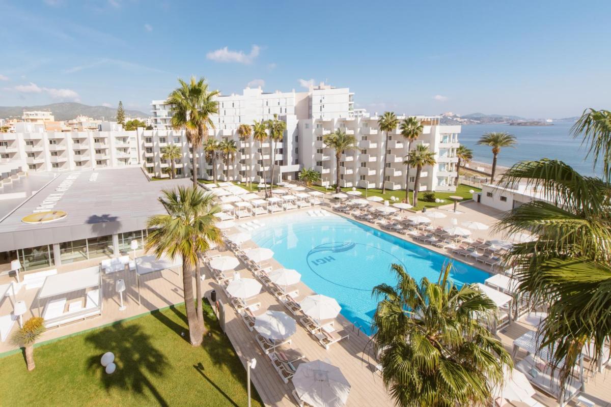 Una vista aérea del complejo con piscina y palmeras. en Hotel Garbi Ibiza & Spa, en Playa d'en Bossa