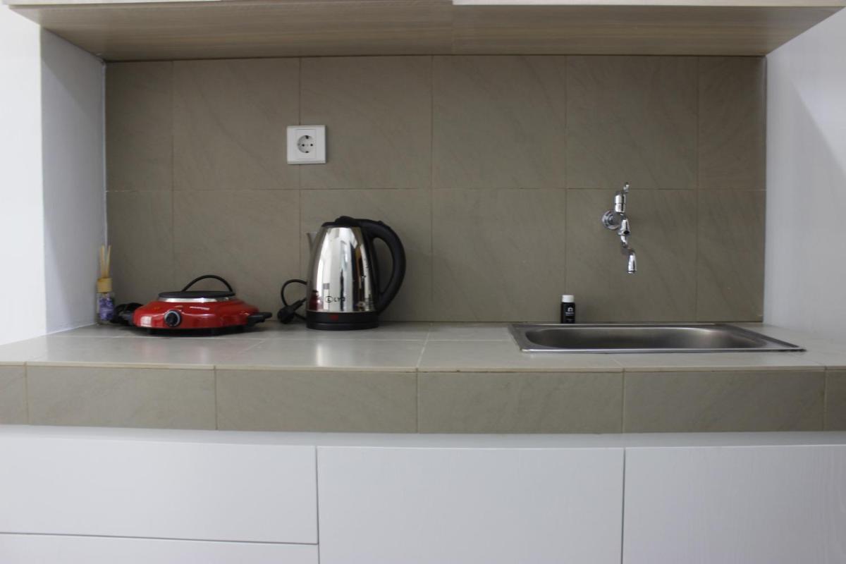 Stylish Studio Room Grand Asia Afrika Apartment By Travelio - Housity