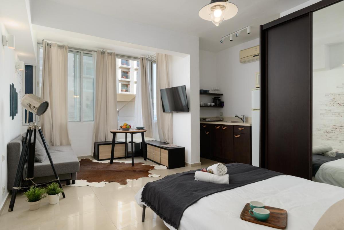 Sea View Designed Studio Apartment in Front of Hilton TLV - Housity