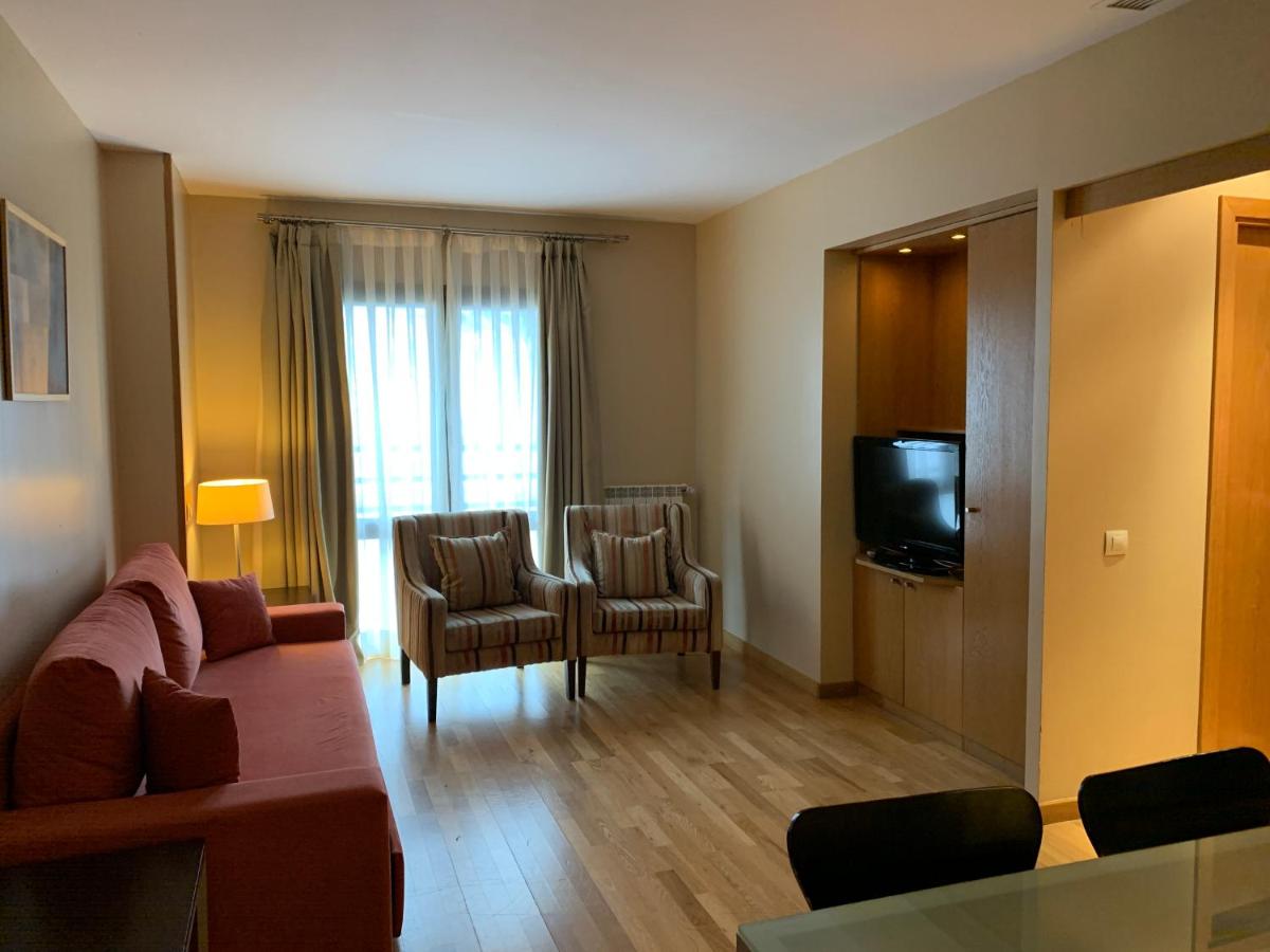 Una televisión o centro de entretenimiento en Aparthotel Siente Boí & SPA
