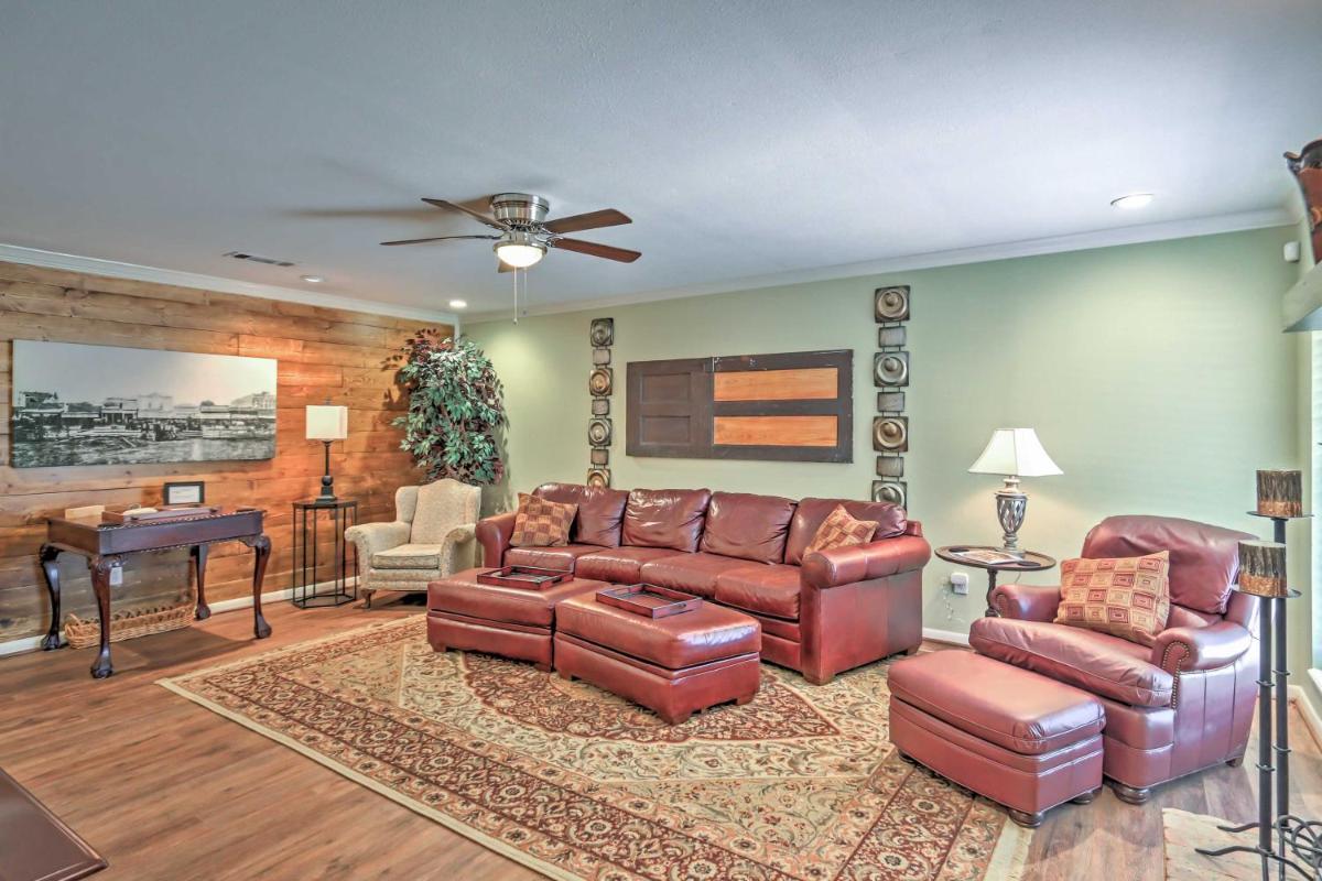 Glen Rose Ranch House - Walk to Downtown! - Housity
