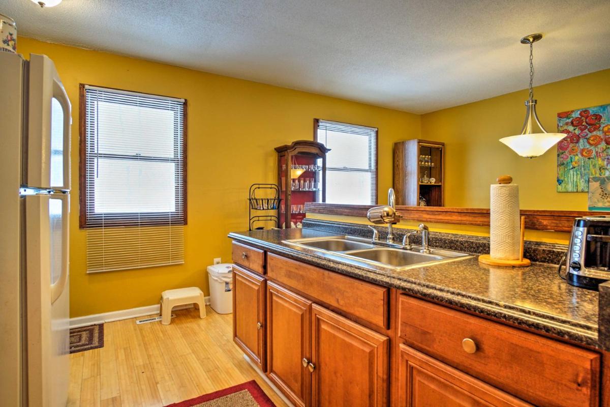 Wooded Twin Lakes Retreat 13 Mi to Lake Michigan! - Housity