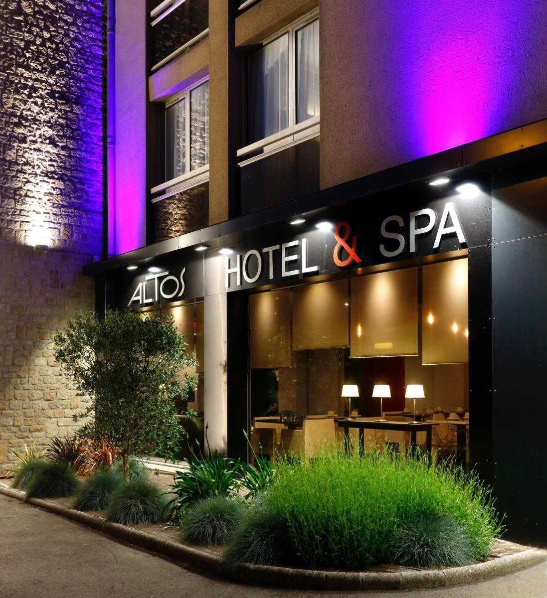 un hôtel avec un panneau indiquant un hôtel et un spa atypiques dans l'établissement Altos Hotel & Spa, à Avranches