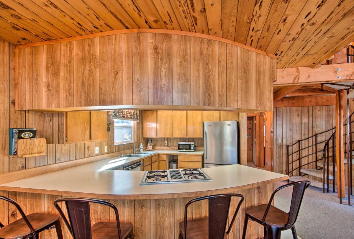 Cozy Family Home with Tahoe Views, 7 Min to Heavenly - Housity