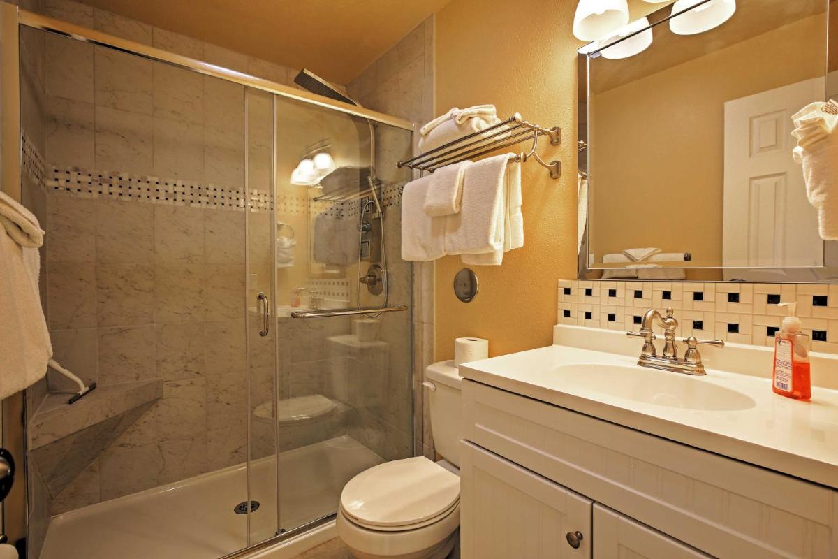 Silverthorne Ski Resort Hub Lake and Mountain View! - Housity